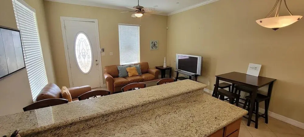 Quiet Side Street * Pool * 1.5 blocks to Beach (Aqua del Mar #4) by RedAwning