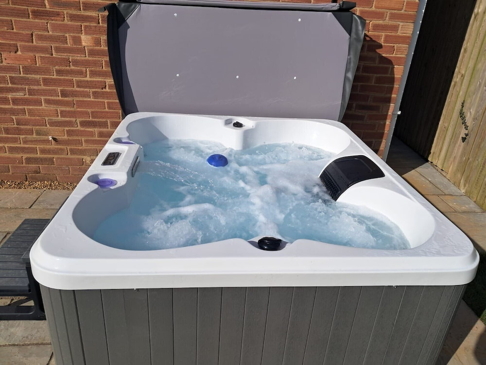 3 Bed Cottage - Sleeps 5 - Pets - Hottub - Garden