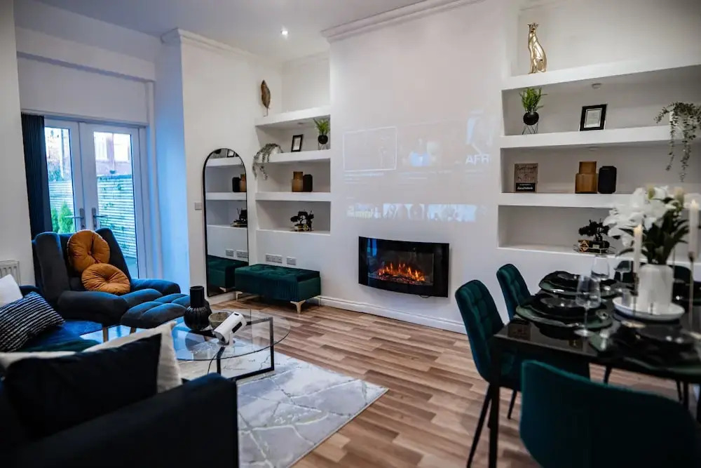 House - Sleeps 7 - Parking - Garden - Near Stn
