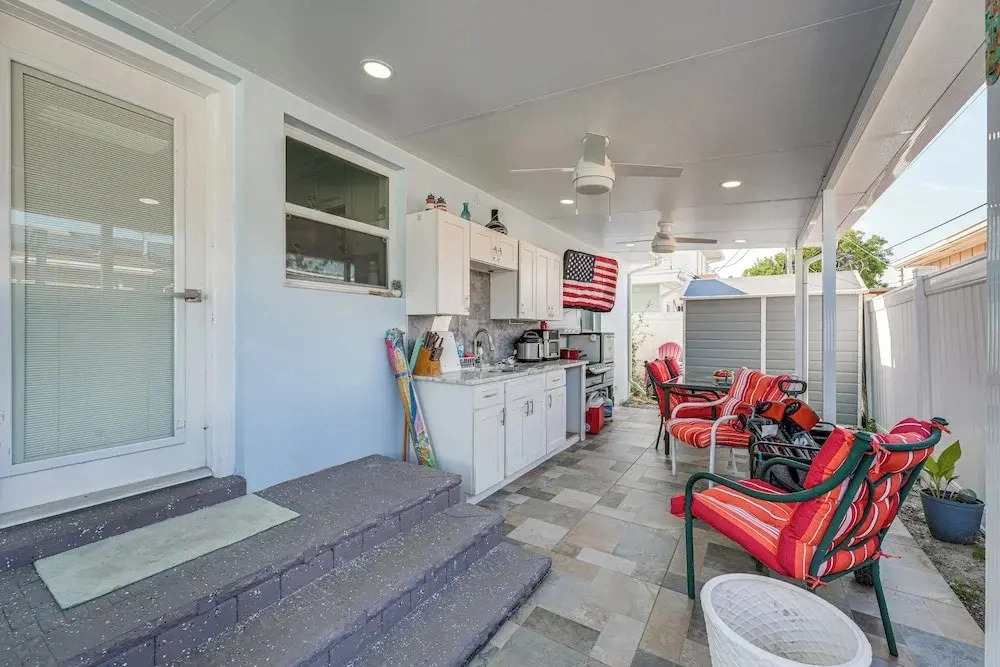 Steps to Madeira Beach! Modern Family Getaway