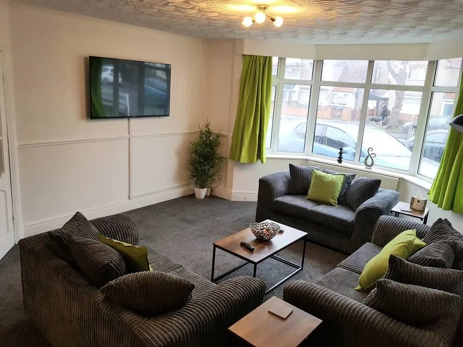Elegant House W/ Garden Mac Netflix By Passion