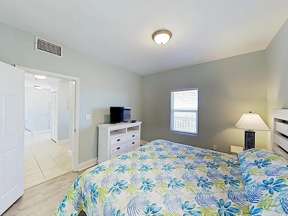 Gulf-view W/ 5 Pools & Private Beach Access 2 Bedroom Condo