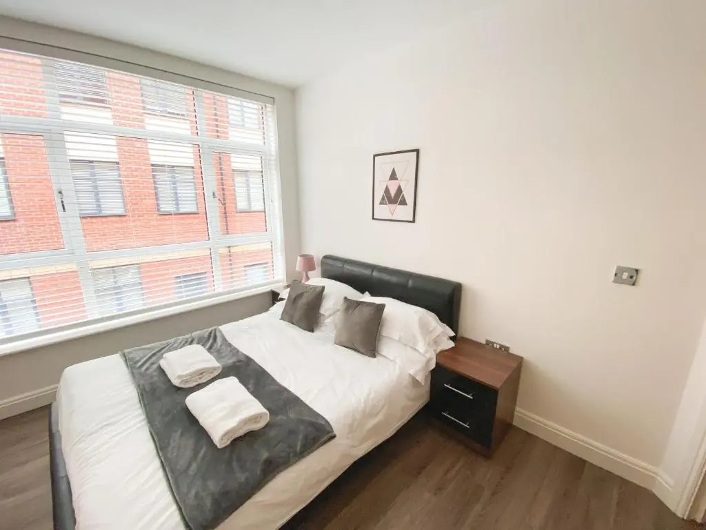 Zen Modern 2 Bedroom Apartment close to city centre ideal for a group of 4-6