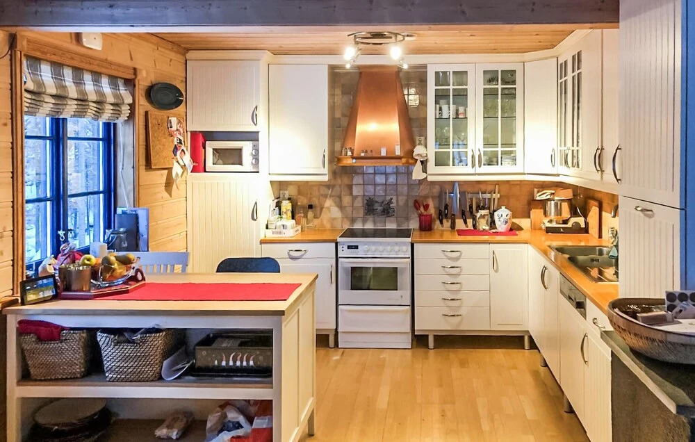 3 Bedroom Stunning Home In Drangedal
