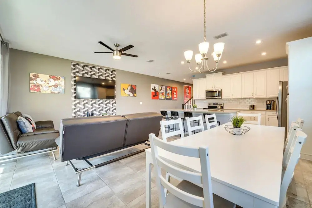 7 Mi to Disney: Townhome w/ Lanai & Pool!