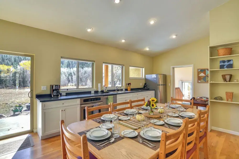 Close to Hot Springs: Chalk Creek Meadows Home!