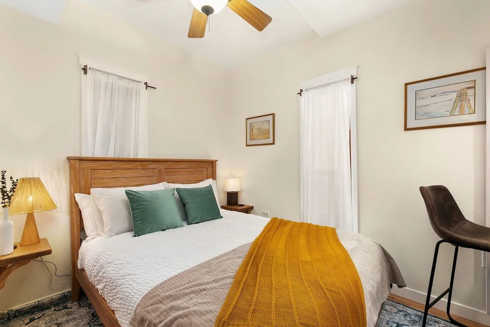 Chic Luxury Retreat in Old Town Walk Everywhere!