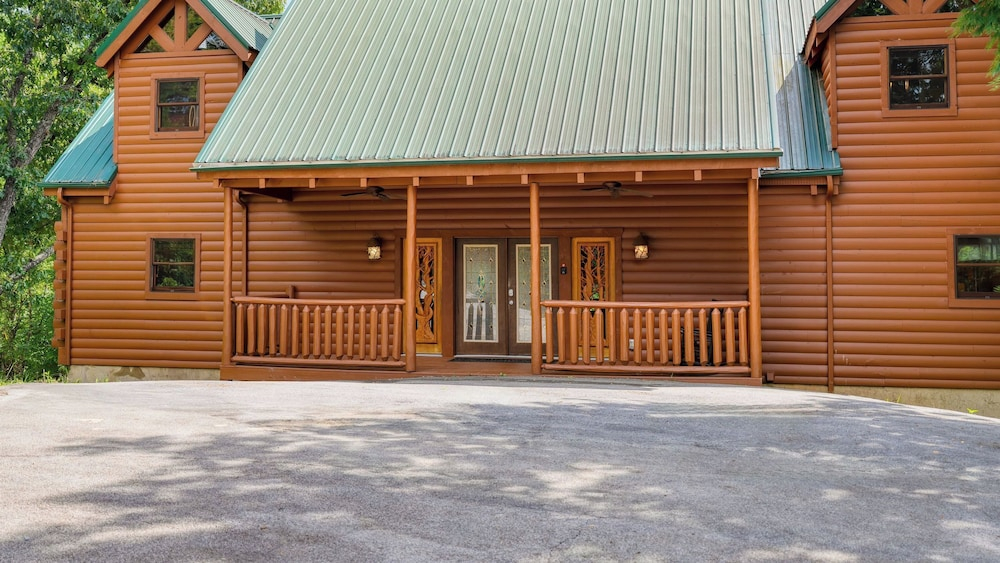 Priddy Secluded by Avantstay Hot Tub + Expansive Deck + Game Room + Home Theater