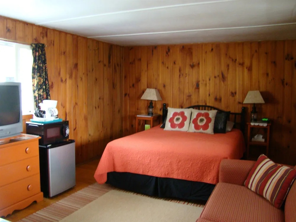 Bay Leaf Cottages & Bistro