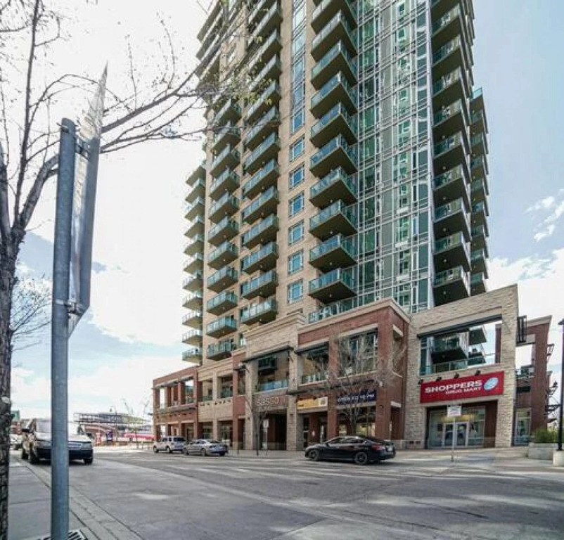 Beautiful 1bd Condo Patio Gym Parking Location