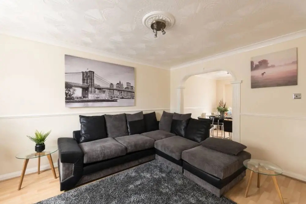 3 Bedroom House in Canning Town With Parking