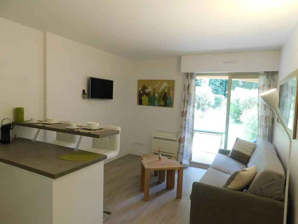 T1, Central Park, climatisation, piscine, parking privé