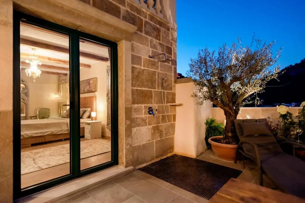 Luxury Palazzo v. Pelsocz Hvar Town
