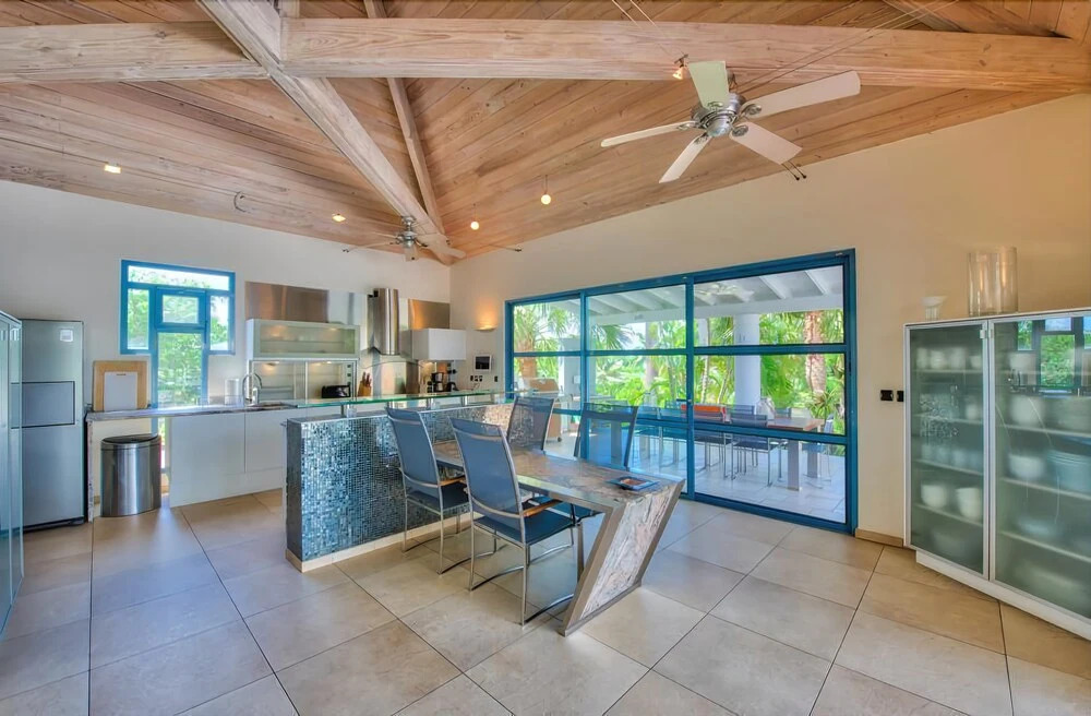 Exclusive Location, Heated Pool, Walk to the Beach, AC, Free Wifi, Concierge Services