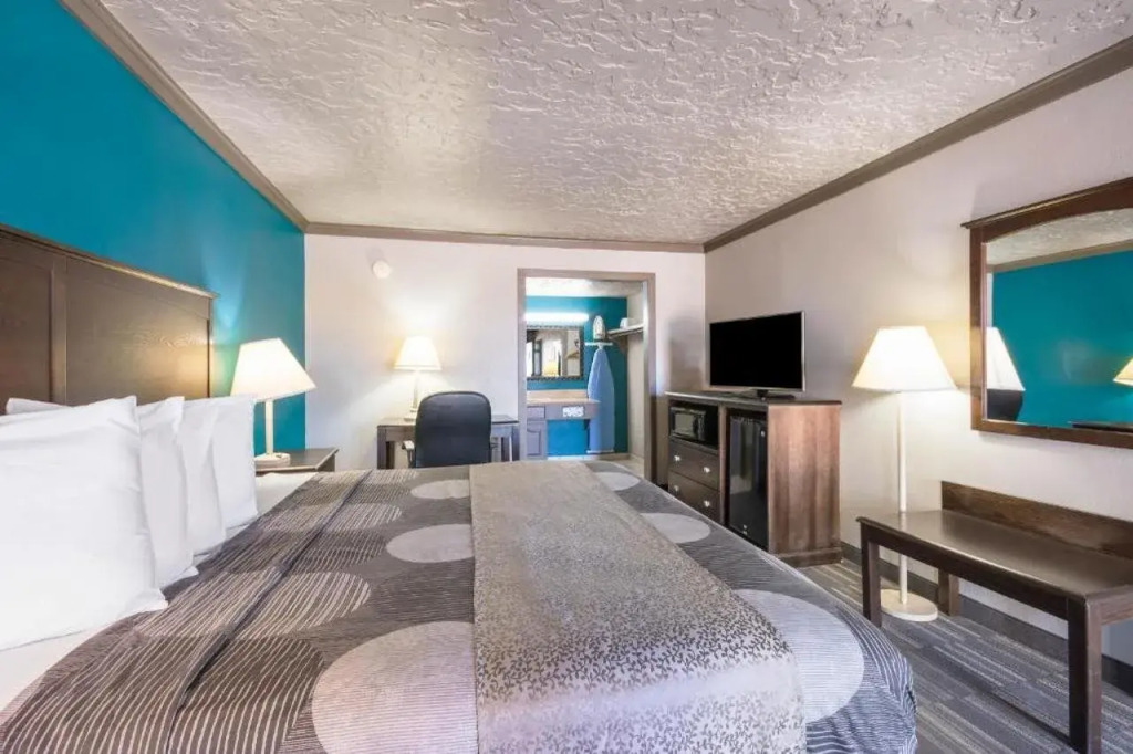 Econo Lodge Inn & Suites
