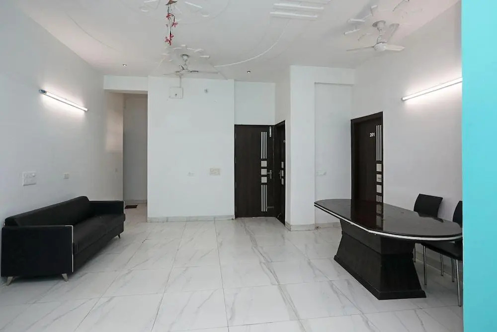 OYO 10928 Go Rooms