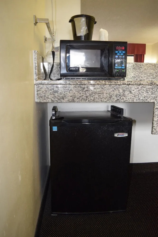 Value Inn - Livonia
