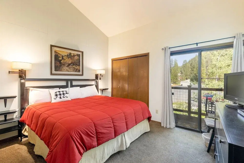 1196 Flying Dutchman 1 Bedroom Condo by RedAwning