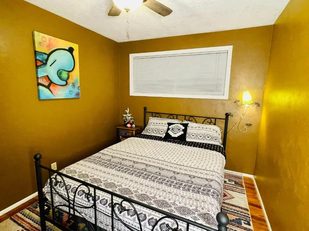 Welcome! Colorful 50's Ranch in the Heart of Eugene