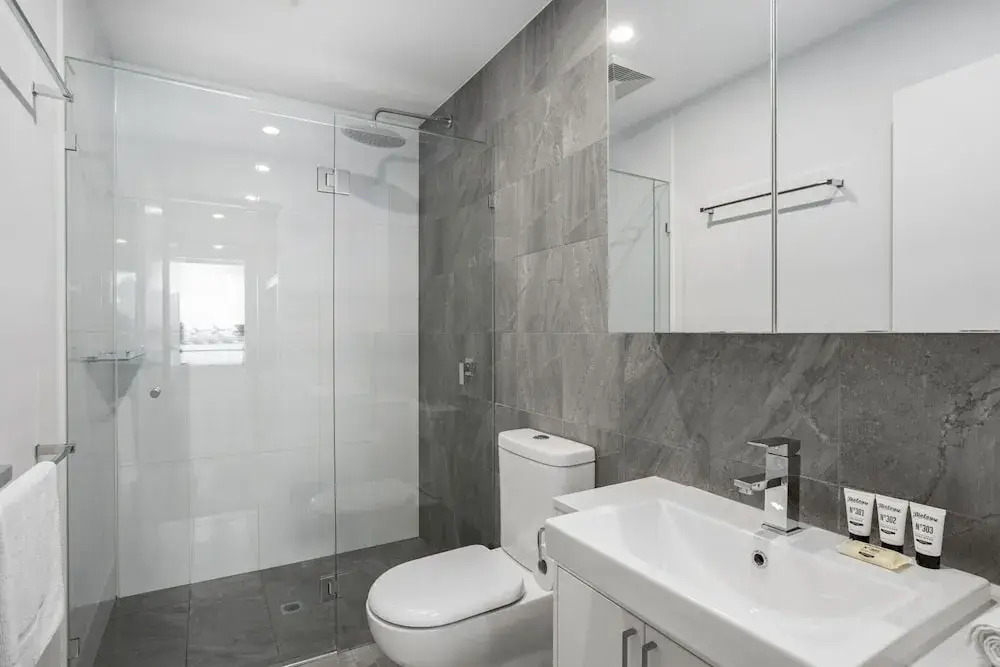 Sleek 2-bed With Balcony and Communal BBQ Area