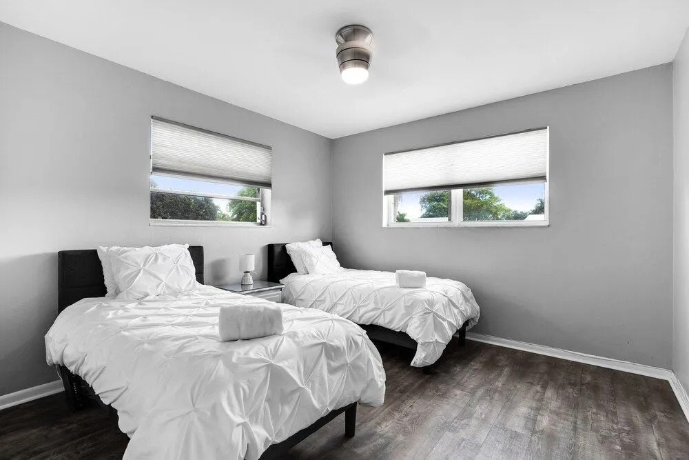 Hollywood Hills 3BD Home w Backyard