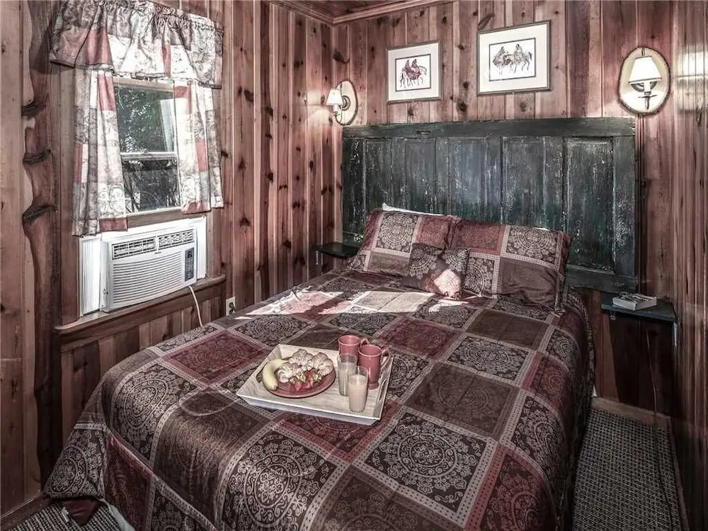 Perfect Cabin, 2 Bedrooms, Fireplace, Midtown, Sleeps 5