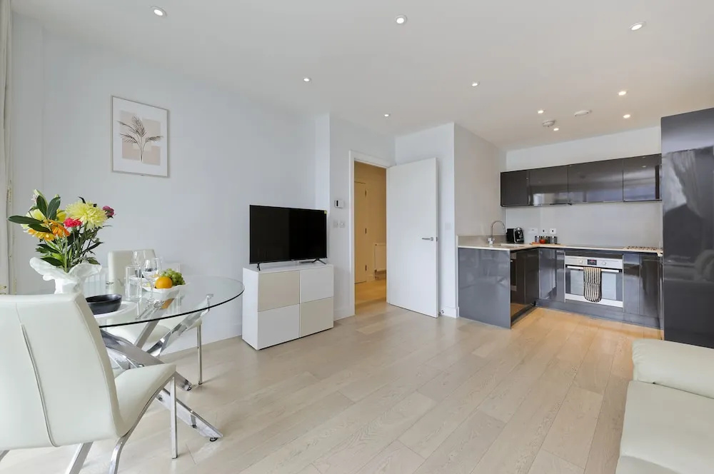 Spacious Flat Near South Bank by Underthedoormat