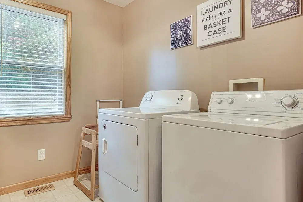 Spacious Home in Helen w/ Porch & Balcony!