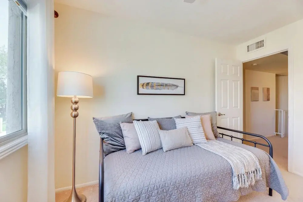 2 Mi to Old Town & Fashion Sq: Townhome w/ Pools