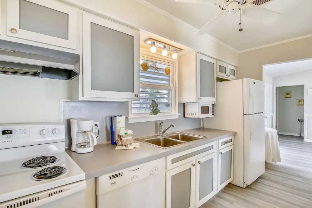 Betsy's Beachfront Cottage 3 Bedrooms 2 Bathrooms Home