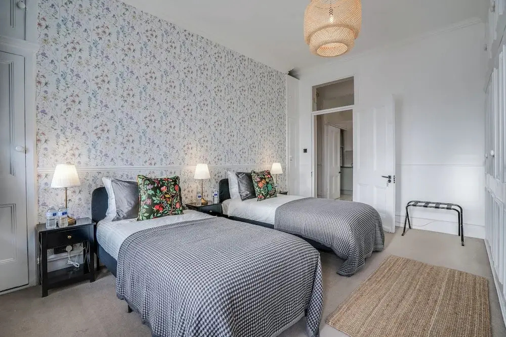 Buckingham Palace 4BR Family Stay Cathedral View