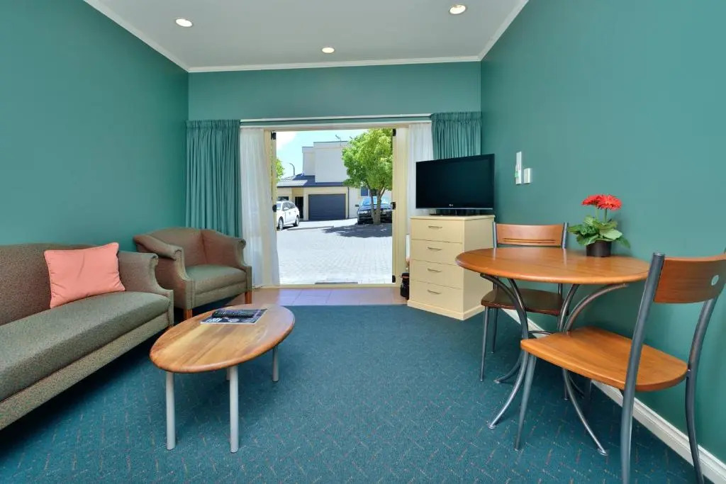 Shoreline Motel