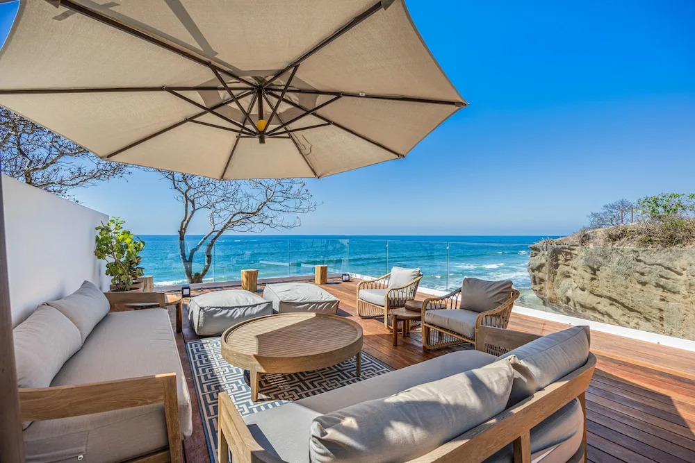Private Careyeros Oceanfront Living