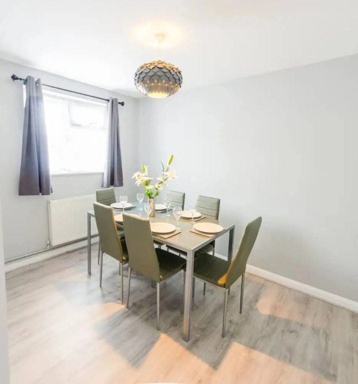 4 Bed - 2 Baths 1 Walk in Shower Lots of Parking