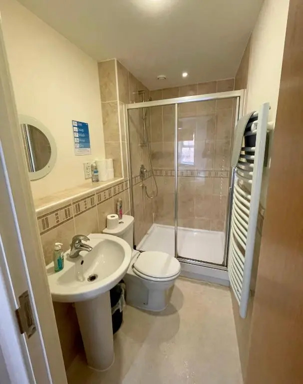 Entire town centre 2 bedroom apartment very close to beach