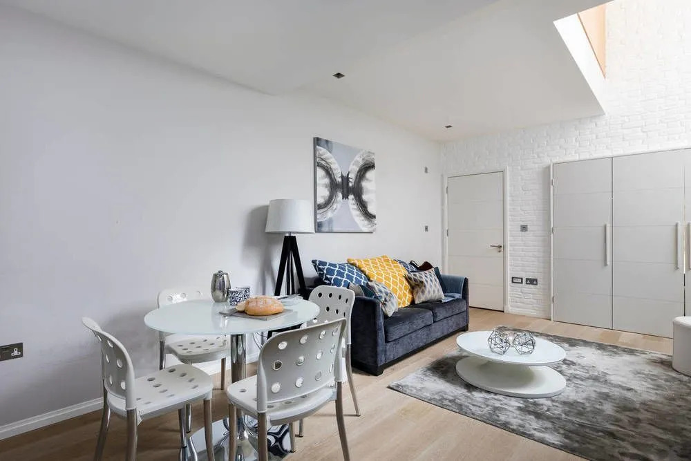 Central and Modern Split Level 2BR Covent Garden Apt