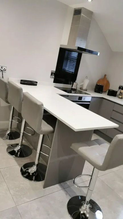 Modern 3-bed Apartment in Magherafelt Sleeps 8