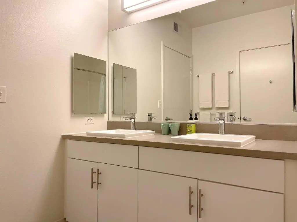 Spacious Entire Apt w Parking in Arts District DTLA B5