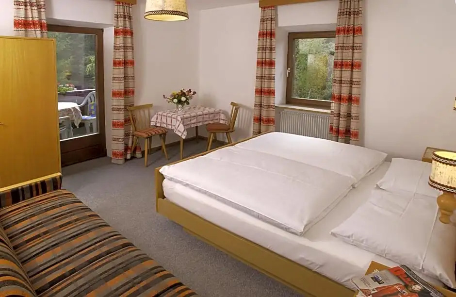 SAN PIETRO DOLOMITI Small Budget Hotel