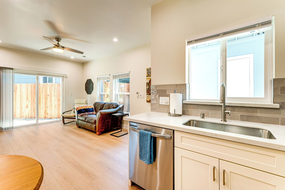 3 Mi to UC Davis: Retreat w/ Furnished Patio!