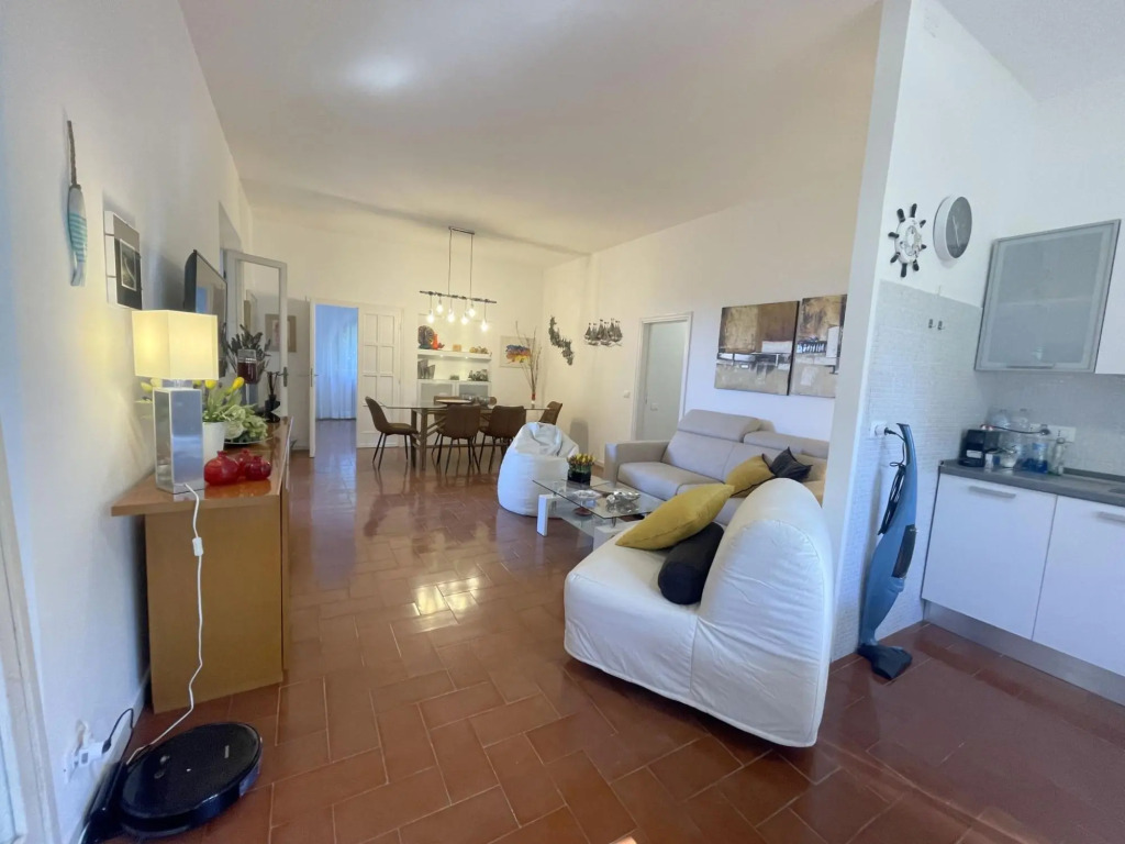 Apartment o the ground floor in villa with big garden, mt. 30 far from the sea. 3 bedrooms. Parking.-AS 11