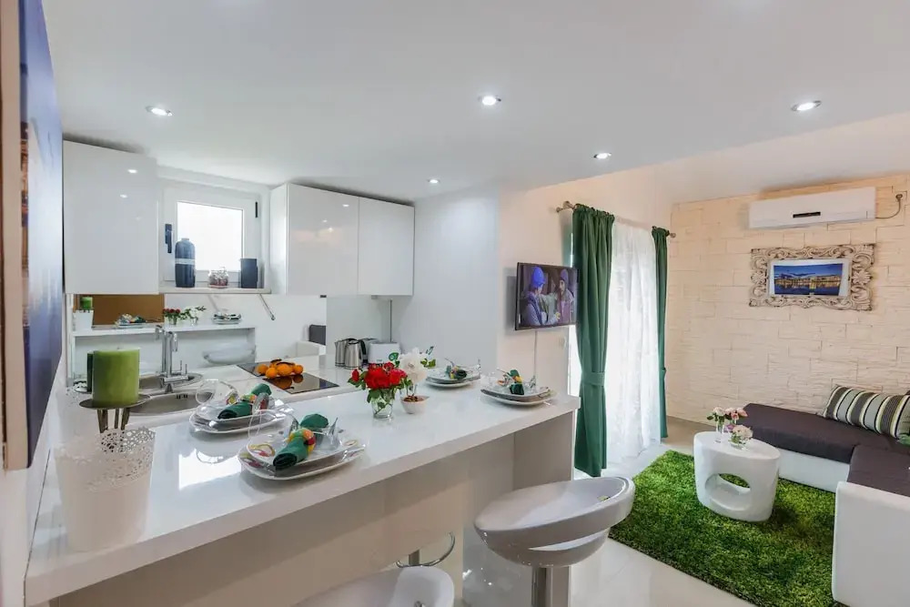 A1 - Modern Luxury apt w. 2 Balconies & sea View