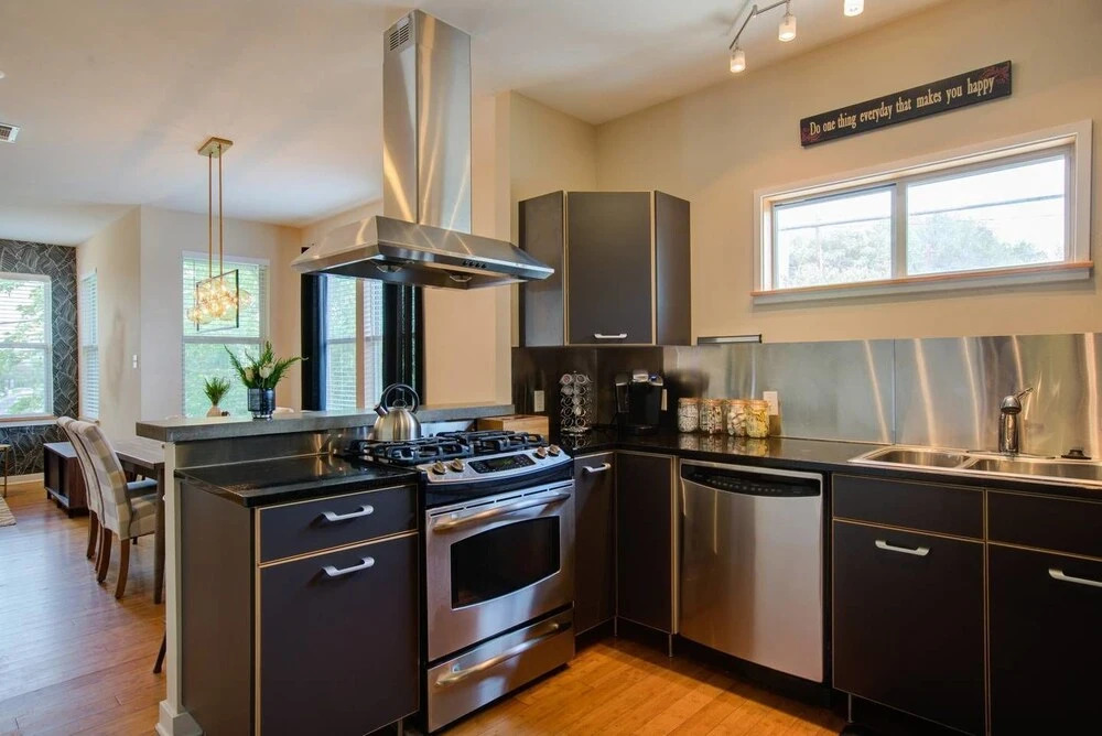 Charming Downtown 3br/2.5ba Home w/ Deck by Domio