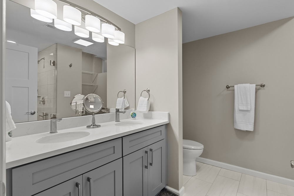 3325: Bright Urban Comfort by JZ Vacation Rentals