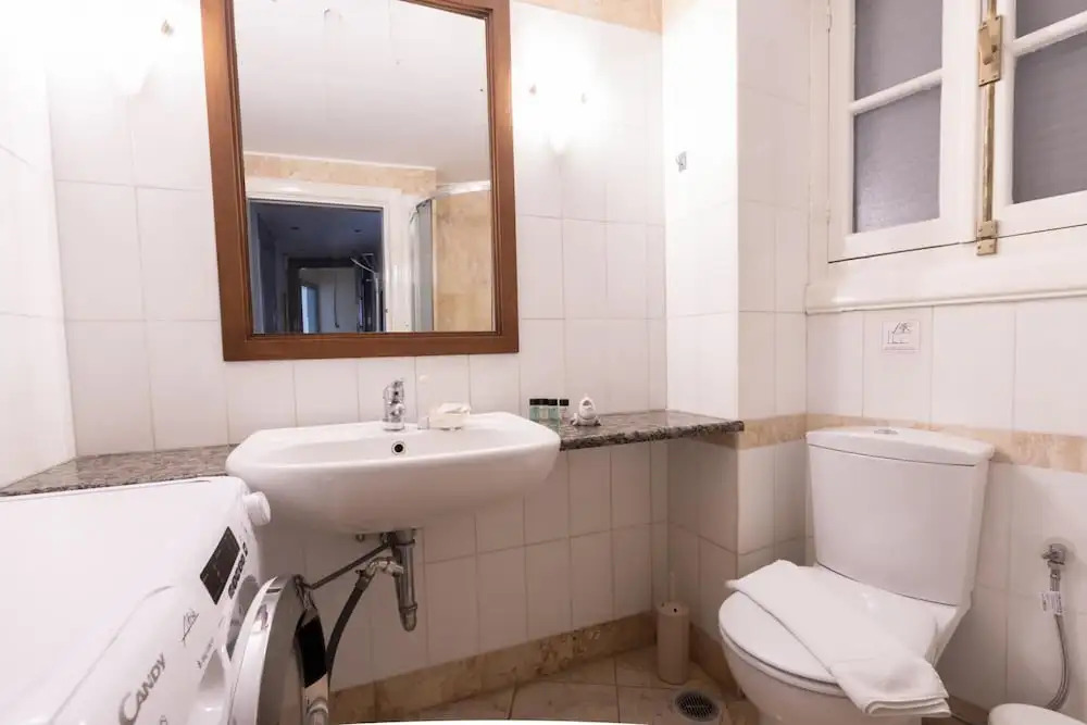Ideal 4 bdr Apartment in Plaka for 10