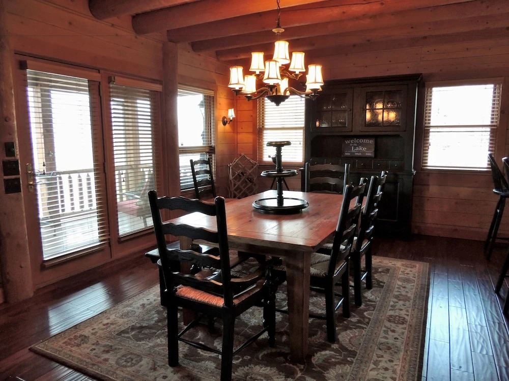 Bear Foot Lodge 4 Bedrooms 4.5 Bathrooms Cabin