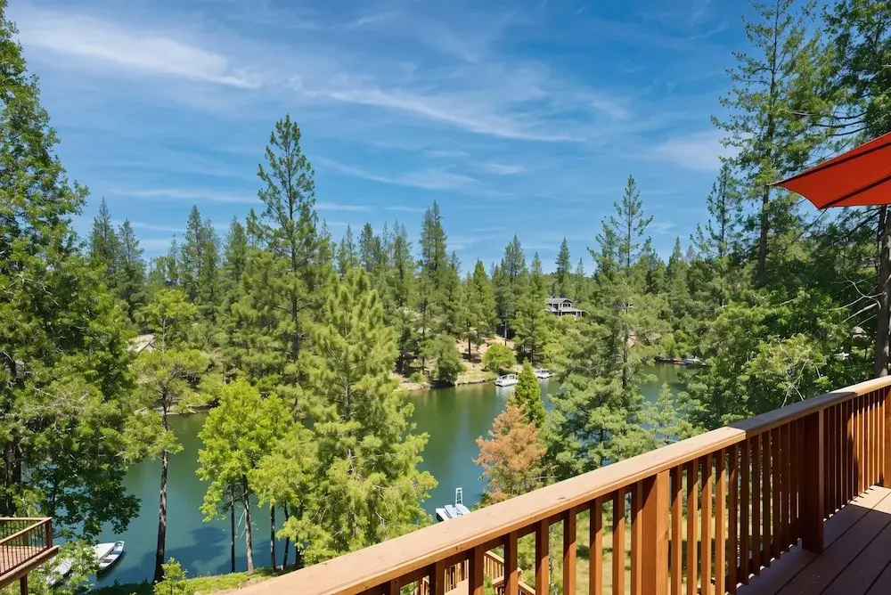 The Big Easy - Lakefront Only 1 mile to Popular Marina Beach! by Yosemite Region Resorts