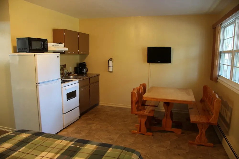 CARLETON INN & COTTAGES