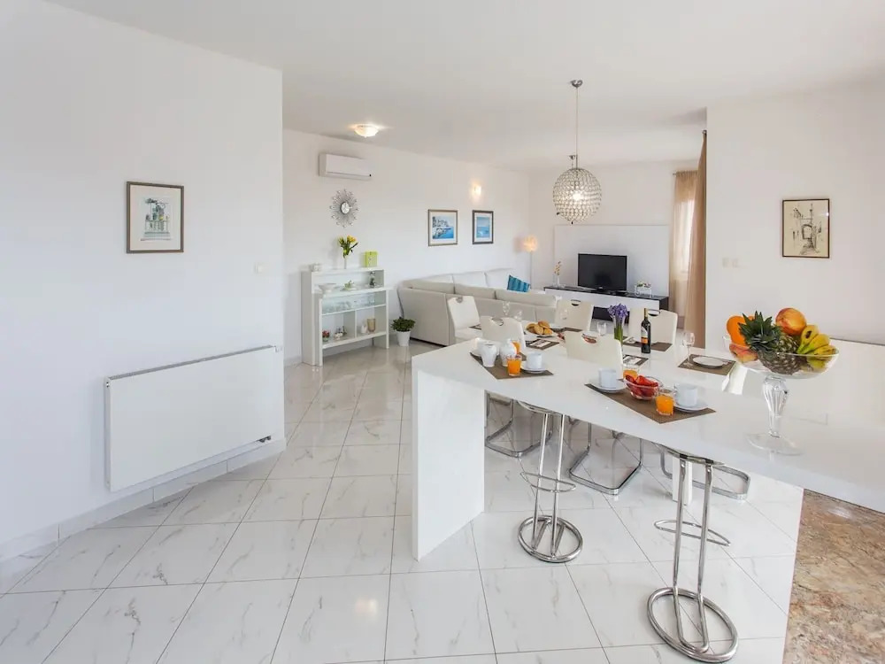 Modern villa with private swimming pool, nice garden with roofed terrace, BBQ