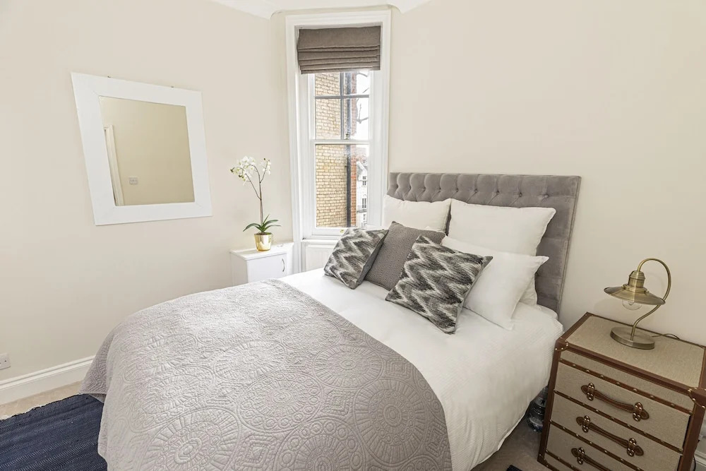 Stylish 3 Bedroom Flat with balcony is West Kensington